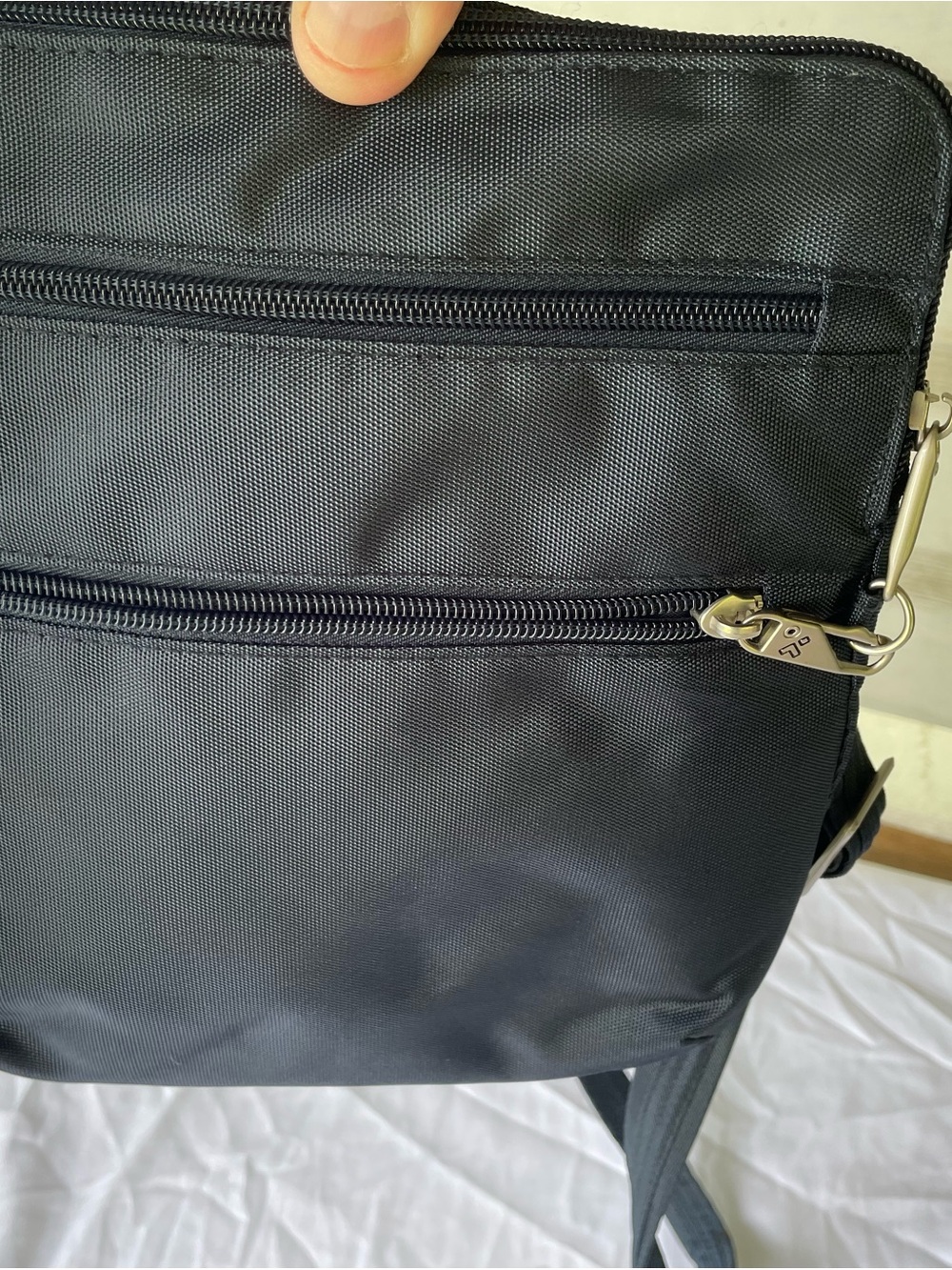 Travelon Navy Blue Crossbody Bag with locking Zip Pockets and Tan Liner - Picture 1 of 5